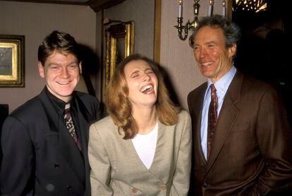 Kenneth Branagh, Emma Thompson y Clint Eastwood durante una fiesta en Los Ángeles en 1993.