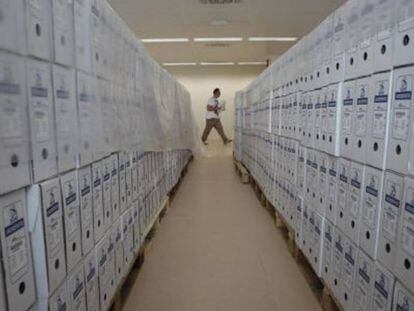 Cajas con expedientes acumulados en el Colegio de Registradores, en 2013