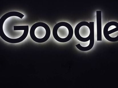 Expositor de Google en una feria tecnológica en París