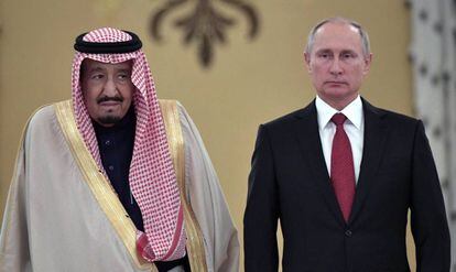 El presidente ruso, Vlad&iacute;mir Putin (d), recibe al rey de Arabia Saud&iacute;, Salman bin Abdelaziz (i), durante su visita en el Klemlin, este jueves 5 de octubre.