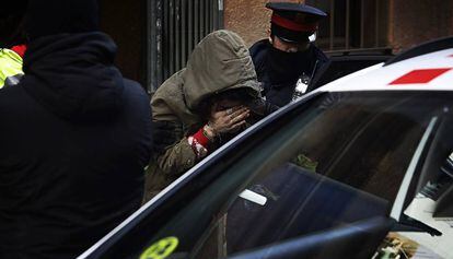 Els mossos traslladen un home detingut durant l'operació policial.