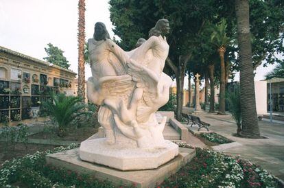 Estatua en el cementerio de Alc&agrave;sser en recuerdo a las ni&ntilde;as asesinadas.