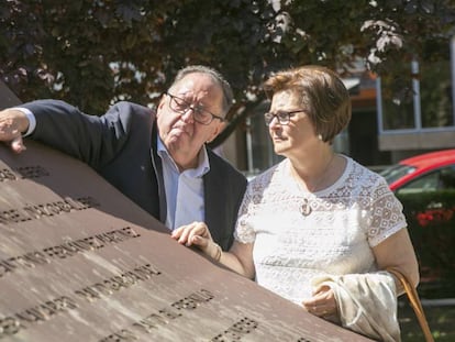 Los padres del sargento Francisco Jos&eacute; Cardona, fallecido en el Yak-42, acarician el nombre de su hijo en el monumento de homenaje a las v&iacute;ctimas este viernes en Zaragoza. 