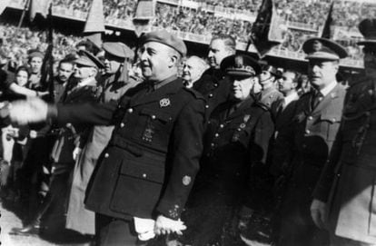 El general Franco con el uniforme de la Falange.