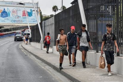 Algunos de los chicos que entraron en Ceuta en mayo fotografiados, en agosto, en el centro de la ciudad.