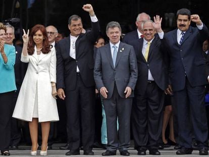 Los expresidentes de Brasil, Argentina y Ecuador junto a los por entonces presidentes de Colombia, Venezuela y Bolivia, reunidos en Quito (Ecuador) en un acto de la Unasur en diciembre de 2014.
