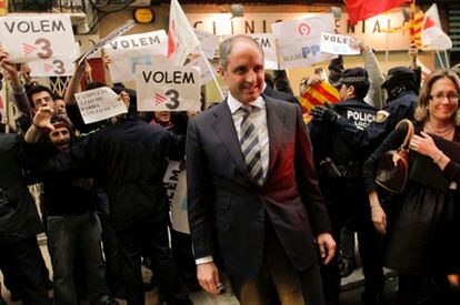 El presidente de la Generalitat, Francisco Camps, posa ante los manifestantes que exigen que se reponga la señal de TV3 en la Comunidad Valenciana.