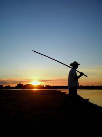 Un pescador en el r&iacute;o Jejui, en Paraguay.