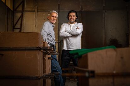 Luis Montes, padre e hijo, en las instalaciones del taller Montes Becker.