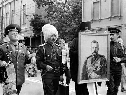 Dos soldats, un cosac i un popa porten un retrat de l'últim tsar, el 1991.