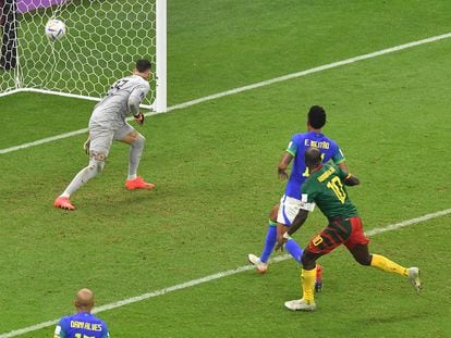Aboubakar, tras rematar de cabeza en el gol de Camerún ante Brasil este viernes en el estadio Lusail, en Doha.