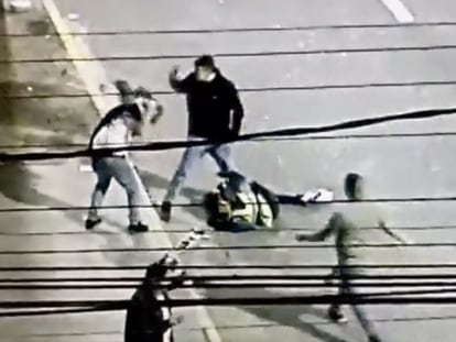 Un hombre golpea con una muleta a la persona discapacitada en un fotograma de vídeo.