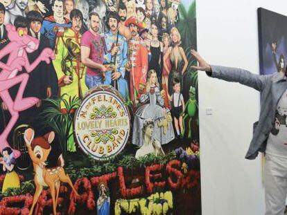 Antonio de Felipe posa junto a su versi&oacute;n de &#039;Sgt. Pepper&#039;.