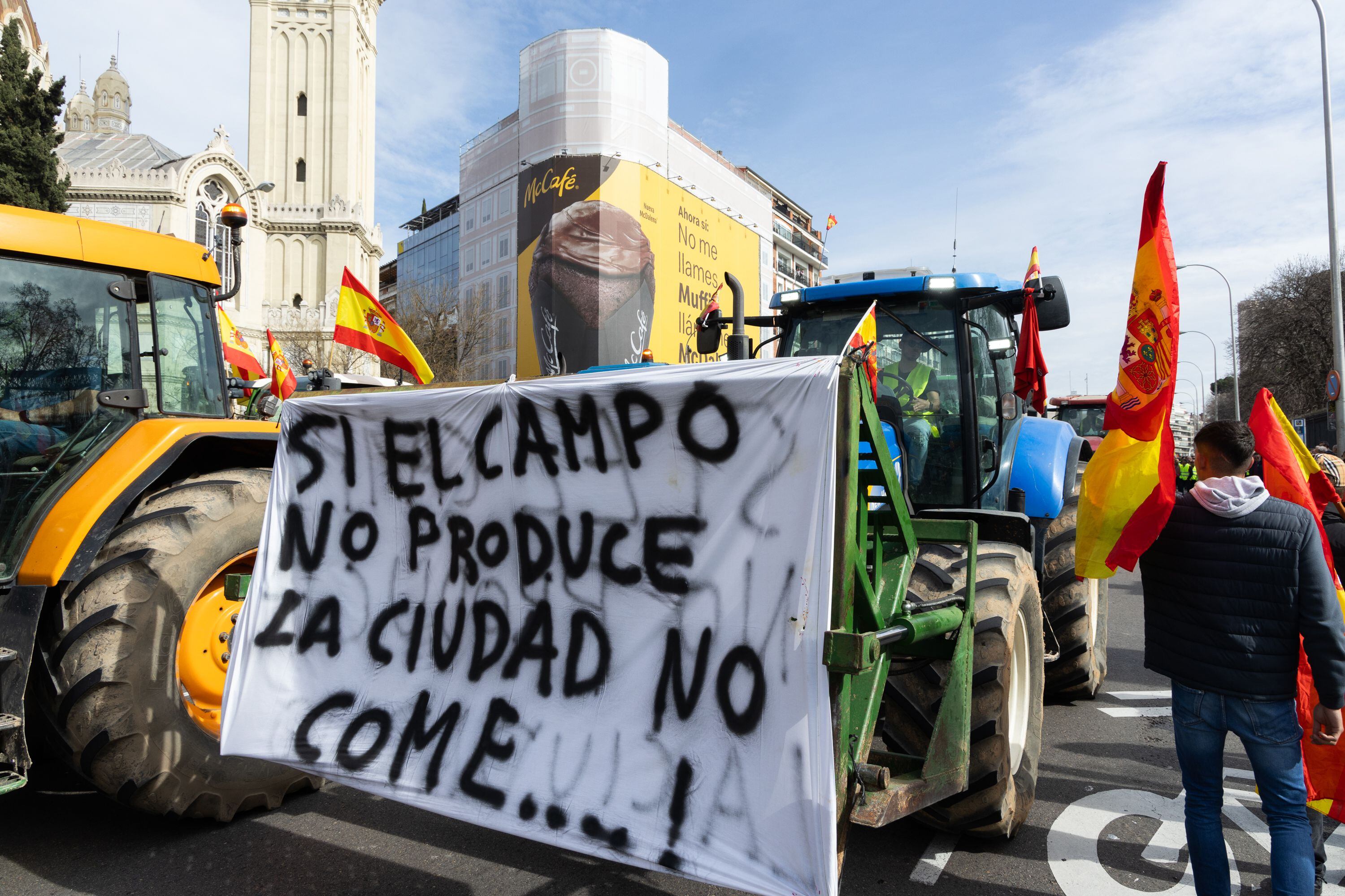 Llegada de tractores a la Puerta de Alcalá de Madrid, este miércoles.  