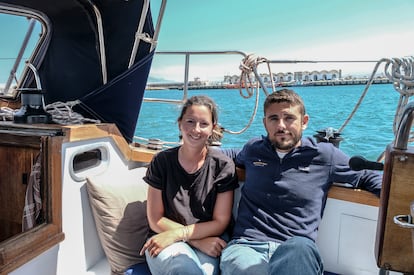 Katharina Weber y Brandon Miller, a bordo de su velero 'Anyway' en el puerto de Tarifa (Cádiz).