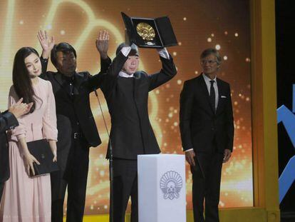 El director Xiaogang Feng alza la Concha de Oro, acompa&ntilde;ado de su equipo, y de la actriz Fan Bingbing, con la Concha de Plata.