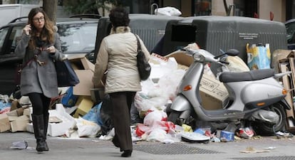 Basura acumulada en Madrid en la calle Alonso Cano.