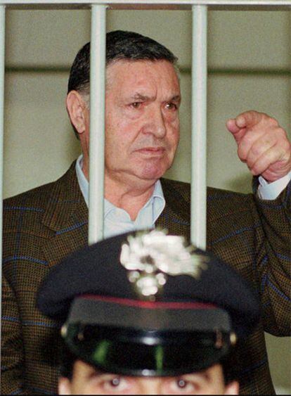 Totò Riina gesticula tras los barrotes durante su juicio en Roma en 1993.