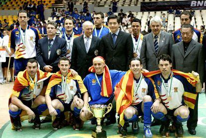 La selecci&oacute;n catalana de hockey patines celebra el Mundial B conseguido en Macao en 2004.