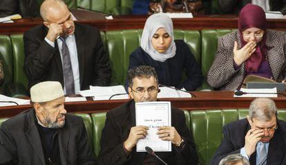 El diputado Moez Belhaj Rhouma sostiene un borrador de la nueva Constitución.