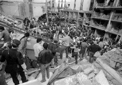 Policías y transeúntes en las labores de búsqueda de las víctimas del atentado contra la sede de la Asociación Mutual Israelita Argentina (AMIA) en 1994.