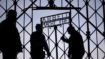 Instalación de la réplica de la puerta de hierro del campo de concentración nazi de Dachau (Alemania), que fue robada en noviembre y que muestra el célebre lema 'El trabajo os hará libres'.