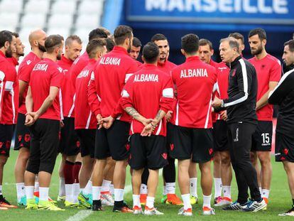 Gianni De Biasi da instrucciones a los jugadores albaneses durante un entrenamiento en Masella.
