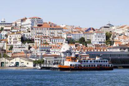 Uno de los barcos que comunican las dos orillas del río Tajo en Lisboa.