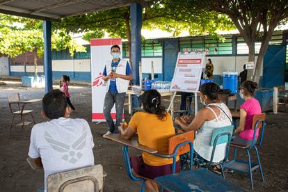 Un voluntario de Médicos Sin Fronteras imparte un curso de capacitación para detectar enfermedades renales crónicas.