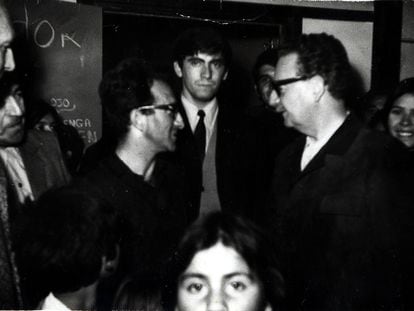 El sacerdote valenciano Antonio Llidó Mengual, conversando con el presidente chileno Salvador Allende (d), durante la visita de éste a las escuelas de su parroquia.