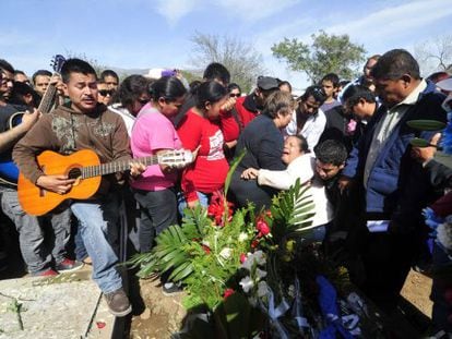 Familiares de Javier Flores, m&uacute;sico del grupo Kombo Kolombia, durante su funeral en el cementerio de San Jorge, Monterrey. 