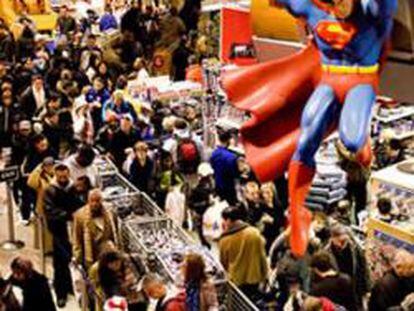 Una multitud, de compras en la tienda de Toys R Us en Nueva York