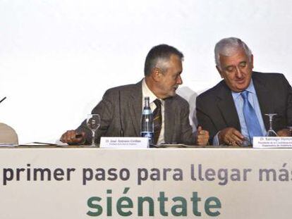 El presidente en funciones de la Junta, José Antonio Griñán, y el presidente de la CEA, Santiago Herrero, en un encuentro en 2010. 