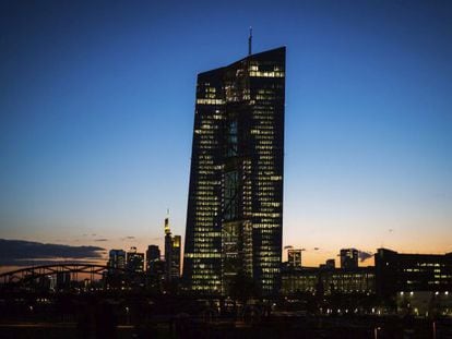 La sede del Banco Central Europeo (BCE) al atardecer, en Fr&aacute;ncfort (Alemania)