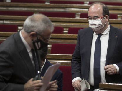 Carlos Carrizosa passa per davant de Miquel Iceta, al ple del Parlament, aquest dimecres.