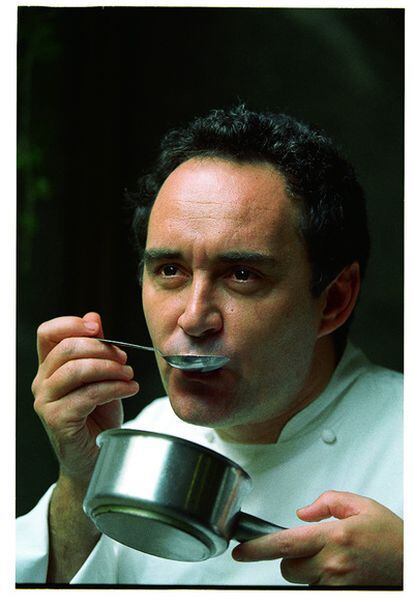 Ferran Adrià, en 1999, probando una de sus creaciones.