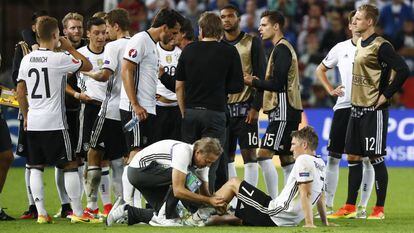 Schweinsteiger recibe atención médica antes de los penaltis ante Italia.
