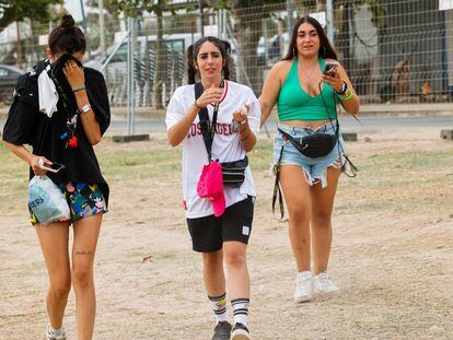 Tres jóvenes abandonan el festival de música Medusa después de que los fuertes vientos provocaran el colapso de parte de un escenario, en Cullera, cerca de Valencia, España, el 13 de agosto.