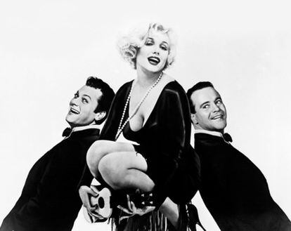 Tony Curtis, primero por la izquierda, posa junto a Marilyn Monroe y Jack Lemmon durante la promoción la película 'Con faldas y a lo loco', de Billy Wilder.