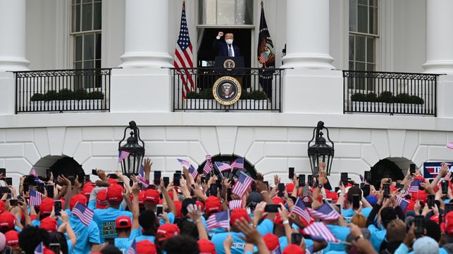 El presidente Donald Trump ofrece un discurso en el balcón de la Casa Blanca a sus seguidores.