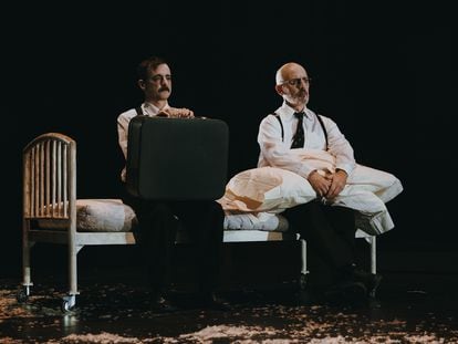 Escena de la obra 'El proceso', en el Teatro María Guerrero. En la imagen los actores Jorge Basanta (izquierda) y Alberto Jiménez (derecha). Fotografía: LUZ SORIA