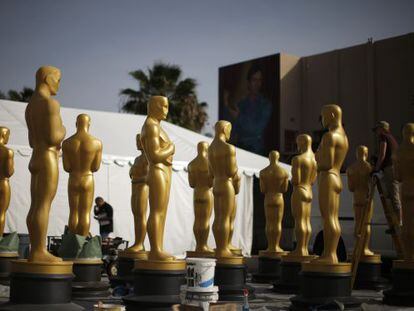 Estatuillas gigantes del Oscar, repintadas en los aleda&ntilde;os del teatro Dolby antes de la &uacute;ltima gala de los premios.