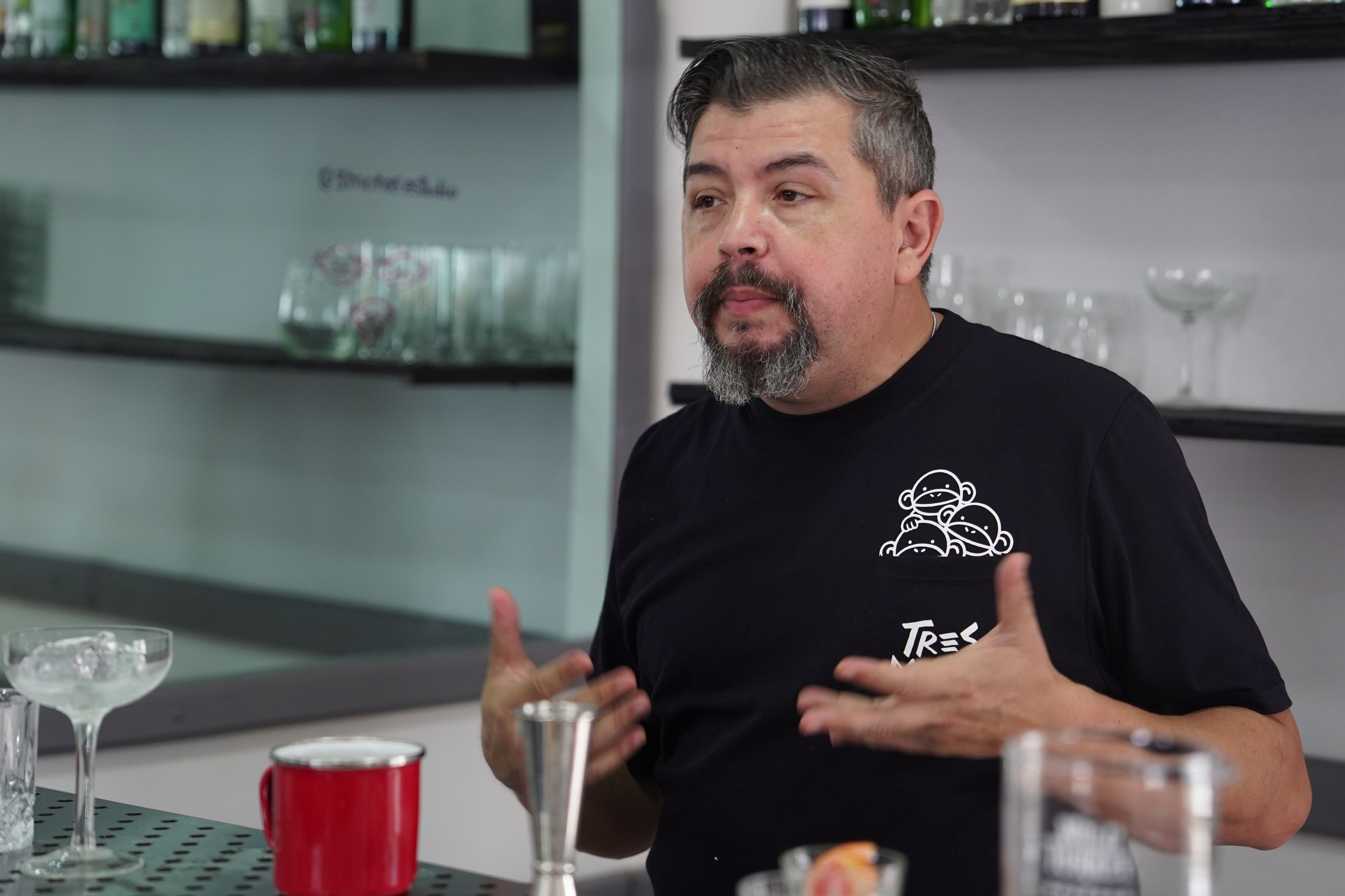 Federico Cuco imparte una clase de coctelería en el bar Tres Monos.