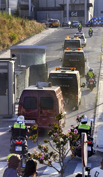 Traslado de cadáveres del accidente al pabellón de Ifema en Madrid.