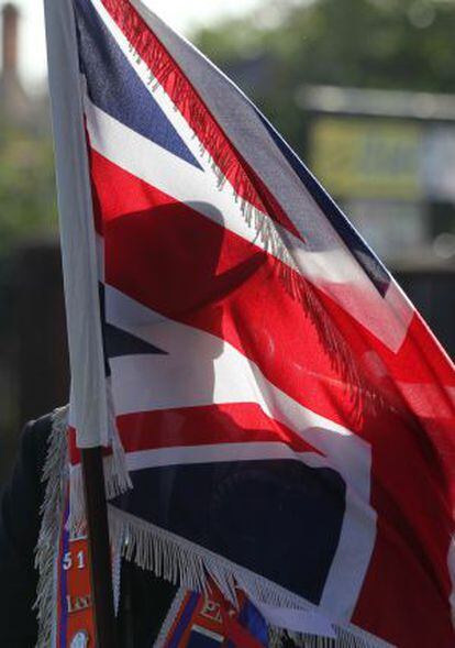 Un unionista porta una bandera durante una de las marchas en Belfast.