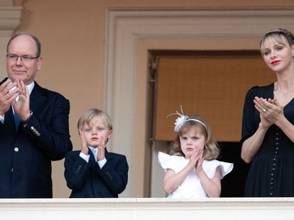 Alberto II y Charlene de Mónaco junto a sus hijos el 23 de junio de 2020.