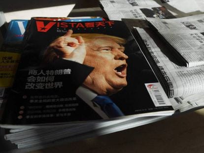 Una revista china con Trump en la portada, en una oficina de Pek&iacute;n.