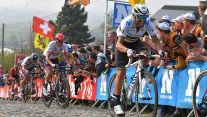Valverde, por delante de Kristoff, en el Paterberg del pasado Tour de Flandes.