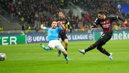 Ismael Bennacer marca el gol del Milan en los cuartos de final de la Champions League ante el Nápoles, este miércoles.