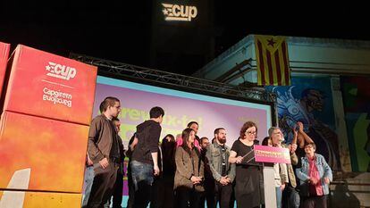 La regidora de l'Ajuntament de Barcelona Eulàlia Reguant compareix amb altres membres de la CUP, després de l'escrutini de les eleccions municipals.